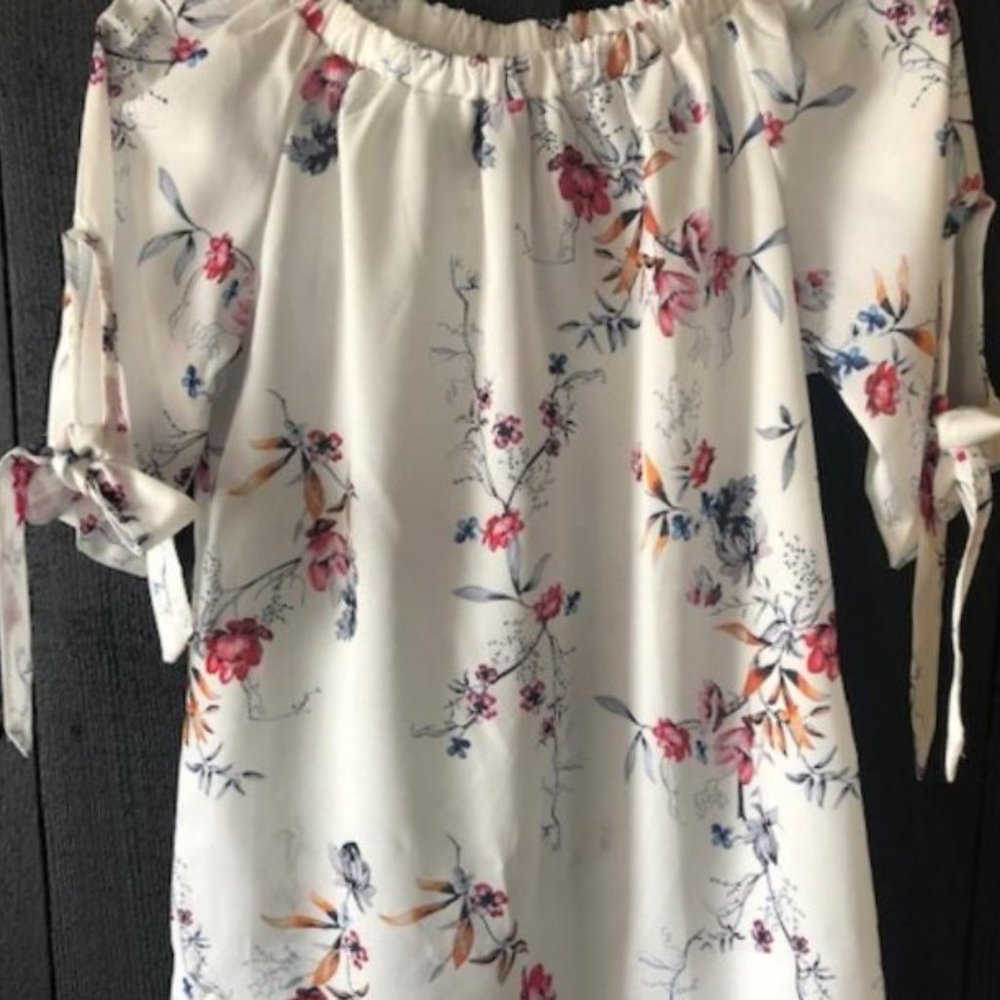 SHEIN White Floral Blouse. NWOT Size S/M